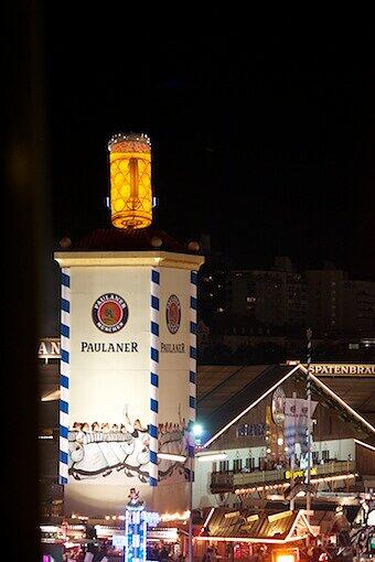 Ein Wegweiser in der Nacht: Der Bierkrug auf dem Paulanerzelt.