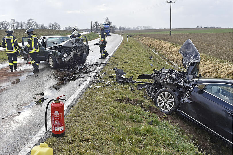 Bei dem Unfall nahe Erding wurden alle drei Beteiligten teils schwer verletzt.