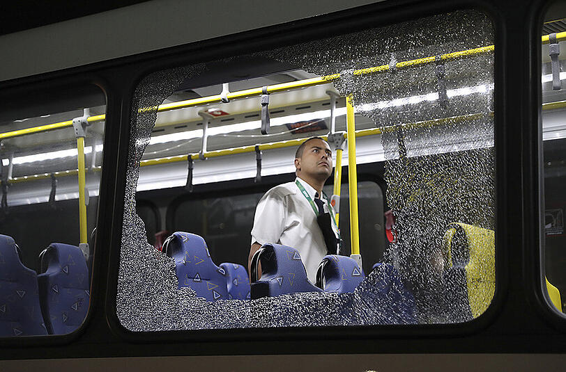 Nach der Attacke auf einen Journalisten-Bus ordnete der Sicherheitschef der Spiele, General Luiz Fernando Correra, eine verstärkte Präsenz von Polizei und Militär auf den Straßen der Metropole an.