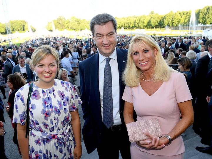 Markus Söder (CSU, M.) und seine Frau Karin (r.) stehen mit Katharina Schulze (Die Grünen). Foto: Felix Hörhager/Archivbild