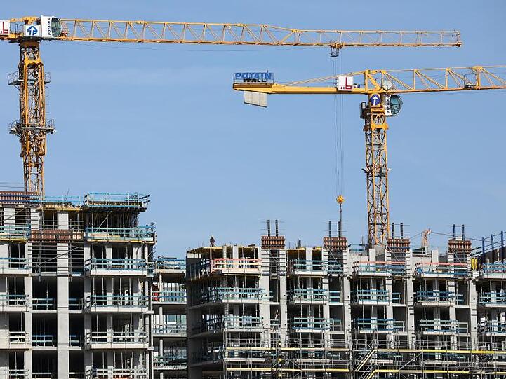 Im Gegensatz zu neuen Straßen werden Immobilien in München derzeit deutlich seltener gebaut. Experten erklären woran das liegt.