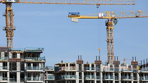 Immobilien werden in München derzeit deutlich weniger gebaut. Experten erklären woran das liegt.