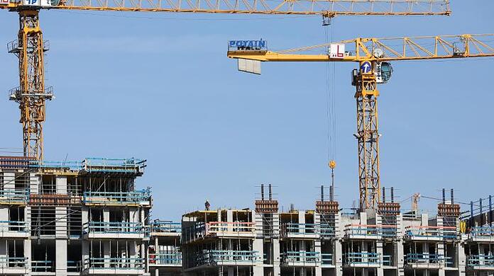 Immobilien werden in München derzeit deutlich weniger gebaut. Experten erklären woran das liegt.