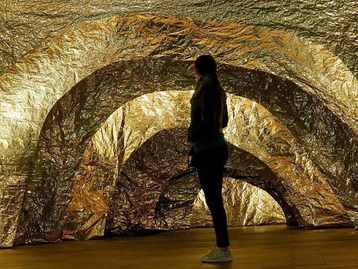 Das Foyer des Festpielhauses in Recklinghausen ist als Gewölbe aus goldenener Folie verkleidet.