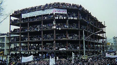 1. Februar 1979: Warten auf die Ankunft von Ruhollah Musawi Chomeini, dem iranischen Ajatollah, der bis zu seinem Tod 1989 Staatspräsident wurde.