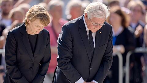 Bundespräsident Steinmeier legt am Tatort einen Kranz nieder.