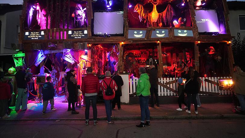 Das Halloweenhaus der Familie Grünwald in Aubing. Bis zum 31. Oktober kann das Gruselspektakel bestaunt werden. Die Familie erwartet über den Abend hinweg etwa 2000 Besucher.