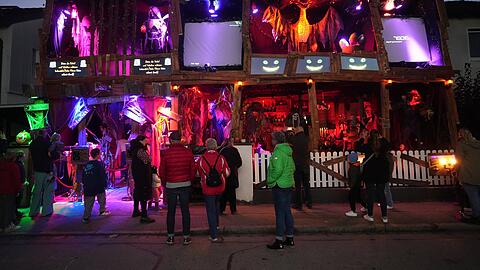 Das Halloweenhaus der Familie Grünwald in Aubing. Bis zum 31. Oktober kann das Gruselspektakel bestaunt werden. Die Familie erwartet über den Abend hinweg etwa 2000 Besucher.