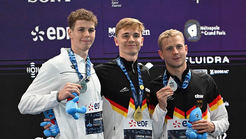 Zwei Deutsche freuen sich auf dem Podium. Zwei Deutsche freuen sich auf dem Podium.