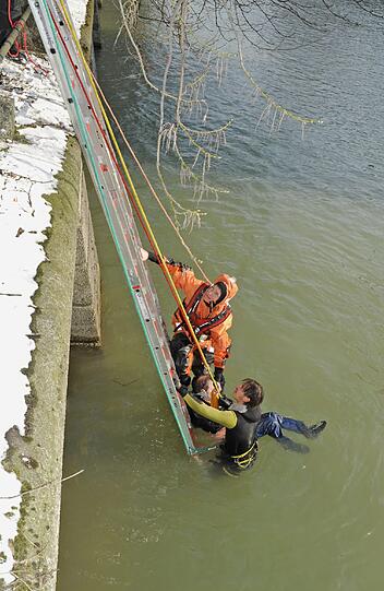 Corneliusbrücke: 
Passanten bemerken eine Person in der Isar treiben. Ein mit Tauchern besetztes Wassernotfahrzeug der Berufsfeuerwehr ist in unmittelbarer Nähe unterwegs. Kurz nach dem Notrufeingang kann ein Beamter zu dem Mann in die eiskalte Isar springen und ihn an das Ufer ziehen. Der völlig entkräftete Mann wird über die fünf Meter hohe Uferbefestigung nach oben gezogen. Der Notarzt versorgt den stark Unterkühlten und bringt ihn in ein Krankenhaus.