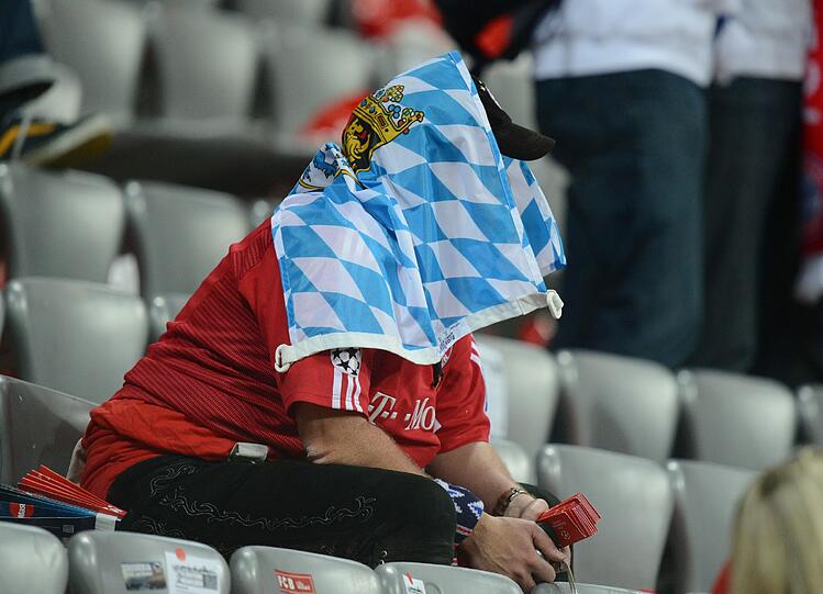Ein Abend der emotionalen Achterbahnfahrt - mit dem brutalen Absturz aus einem ach so schönen Traum. So hofften, bangten, jubelten - und weinten die Fans des FC Bayern.