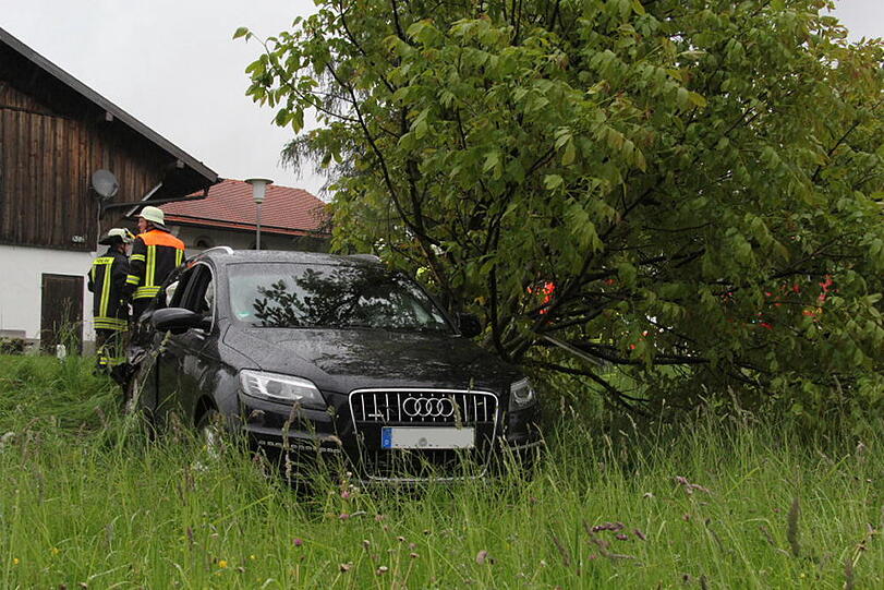 Einsatzkräfte an der Unfallstelle. An dem Audi ist ein Sachschaden von 35.000 Euro entstanden und der Fahrer ist seinen Führerschein erstmal los.