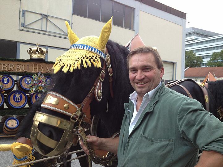 Begleiter Robert Mark (51) mit Pferd Prinz. Seit 13 Jahren kümmert sich Robert schon um die Pschorr-Pferde.