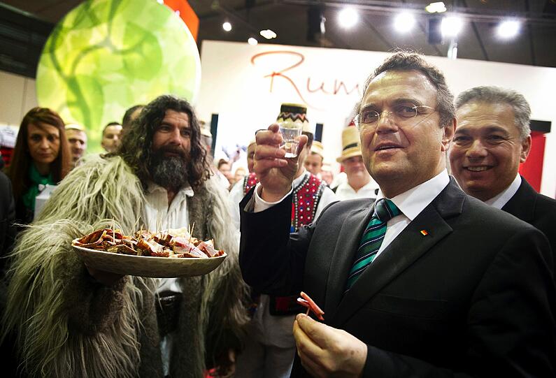 Ein Kurzer darf schon mal sein: Die Rumänen schenken Friedrich ein.
