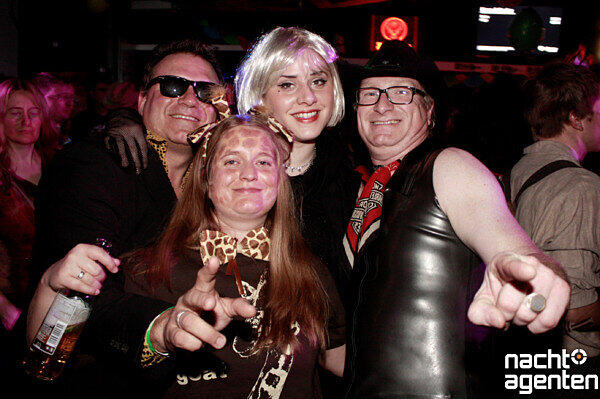 Hier feiern Menschen und Tiere, Alt und Jung und Dick und Dünn zusammen auf dem Rosenmontags-Sportlerfasching beim Olylüstchen. Mehr Bilder unter: www.nachtagenten.de