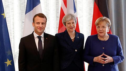 Emmanuel Macron (l-r), Präsident von Frankreich, Theresa May, Premierministerin von Großbritannien, und Bundeskanzlerin Angela Merkel (CDU) stehen zusammen vor dem Treffen der EU-Staats- und Regierungschefs in der bulgarischen Hauptstadt.