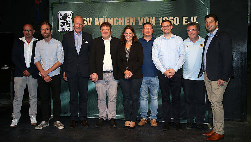 Der neue 1860-Verwaltungsrat: Norbert Steppe, Christian Gross, Robert von Bennigsen, Markus Drees, Verena Dietl, Nicolai Walch, Sascha Königsberg, Gerhard Mayer und Sebastian Seeböck (von links). Der neue 1860-Verwaltungsrat: Norbert Steppe, Christian Gross, Robert von Bennigsen, Markus Drees, Verena Dietl, Nicolai Walch, Sascha Königsberg, Gerhard Mayer und Sebastian Seeböck (von links).