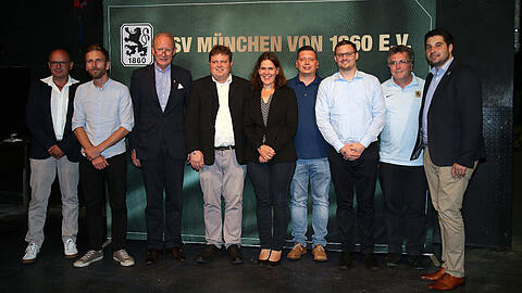Der neue 1860-Verwaltungsrat: Norbert Steppe, Christian Gross, Robert von Bennigsen, Markus Drees, Verena Dietl, Nicolai Walch, Sascha Königsberg, Gerhard Mayer und Sebastian Seeböck (von links).