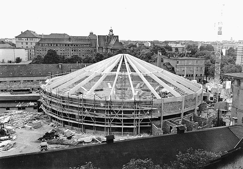 Der dritte feste Circus Krone ist 1962 erbaut worden.
