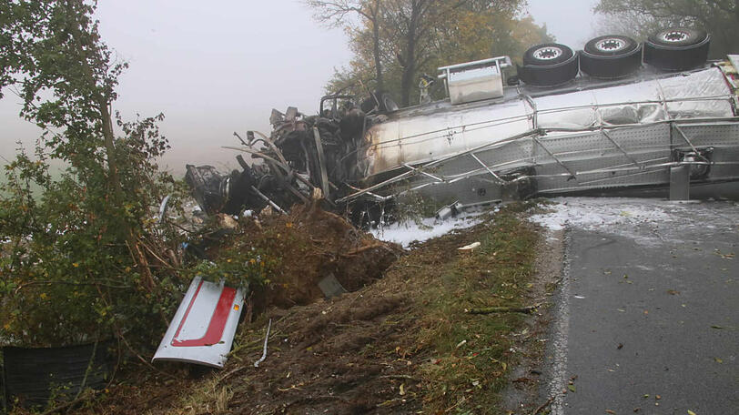 Bilder vom Unfallort: Der Milchlaster ist umgekippt und ausgebrannt, der Fahrer konnte sich nicht mehr selbst aus dem Fahrzeugwrack befreien und starb.