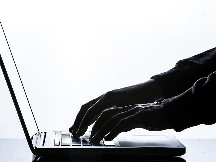 Nicht nur die Zahl der Attacken steigt, laut Rückversicherer Munich Re erpressen Cyberkriminelle auch immer höhere Geldsummen.