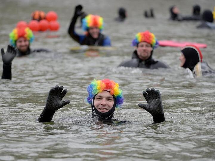 Kostümierte Wasserretter schwimmen auf der Donau. Foto: Stefan Puchner