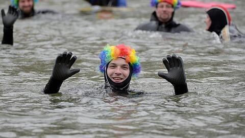 Kostümierte Wasserretter schwimmen auf der Donau. Foto: Stefan Puchner
