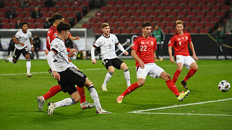 Der Leverkusener Kai Havertz (links) erzielt das Tor zum 2:2.