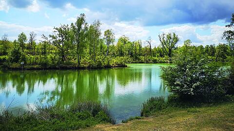 Der Poschinger Weiher mit einer dramatischen Wolkenstimmung. Das Bild könnte glatt aus diesem Gewitter-Sommer stammen.