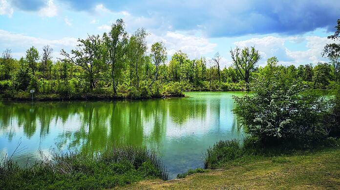 Der Poschinger Weiher mit einer dramatischen Wolkenstimmung. Das Bild könnte glatt aus diesem Gewitter-Sommer stammen.