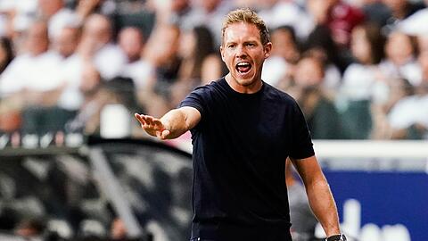 Münchens Trainer Julian Nagelsmann gestikuliert.