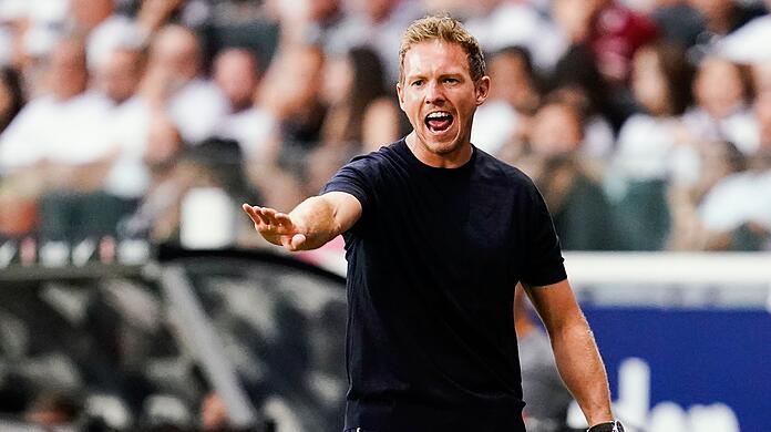 Münchens Trainer Julian Nagelsmann gestikuliert.
