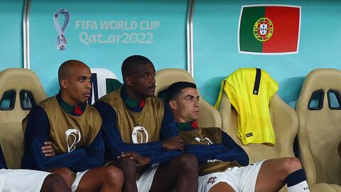 Portugals Cristiano Ronaldo (r) wurde vom Trainer auf der Reservebank geparkt.
