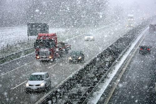 Anstrengend: Bei Schneefall müssen sich die Autofahrer besonders konzentrieren.