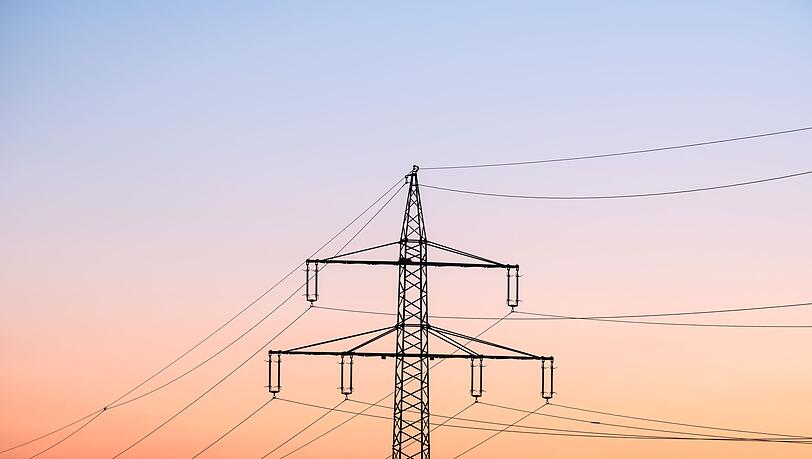 Über Netzentgelte wird unter anderem der teure Ausbau der Stromnetze finanziert. (Archivbild)