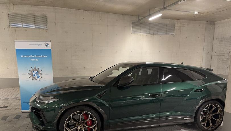 Unter anderem einen Sportwagen stellten die Beamten sicher. (Handoutbild) Unter anderem einen Sportwagen stellten die Beamten sicher. (Handoutbild)