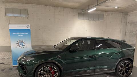 Unter anderem einen Sportwagen stellten die Beamten sicher. (Handoutbild)