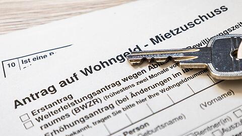 Schl&uuml;ssel auf einem Antrag f&uuml;r Wohngeld Symbolbild *** Key on a housing assistance application stock photo,detected_source_language Copyright: xUdoxHerrmannx