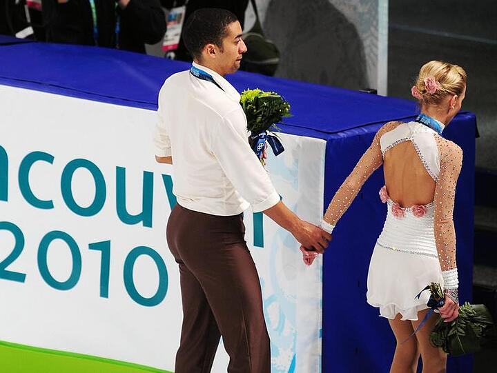 Aljona Savchenko und Robin Szolkowy verlassen enttäuscht das Eis.