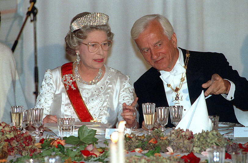 Oktober 1992:  Die Queen und Bundespräsident Richard von Weizsäcker sprechen während eines Festbanketts auf Schloss Augustusburg in Brühl (Nordrhein-Westfalen) miteinander.