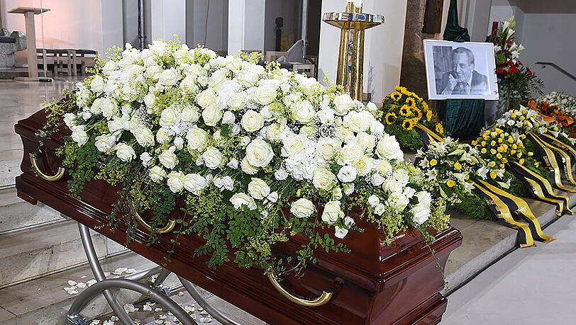 Mit Blumen geschmückt: Der Sarg des Vaters des Sommermärchens 2006. Mit Blumen geschmückt: Der Sarg des Vaters des Sommermärchens 2006.