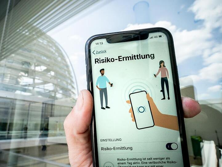 Die Corona-Warn-App auf dem Display eines Smartphones.