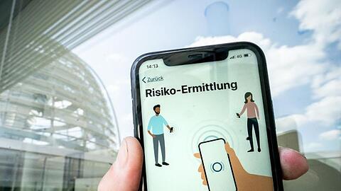 Die Corona-Warn-App auf dem Display eines Smartphones.