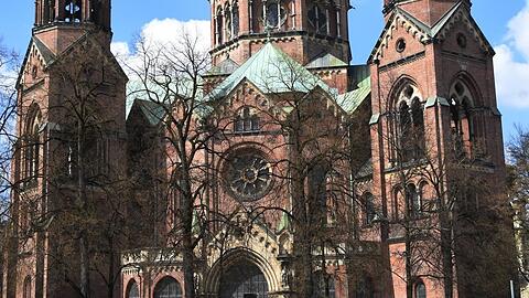 Sankt Lukas im Lehel, imposant, aber an manchen Enden schon sanierungsbedürftig.