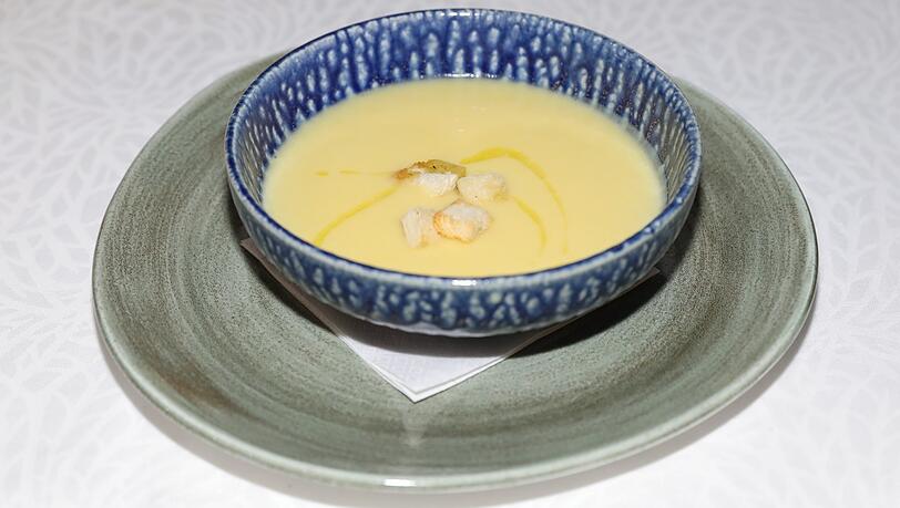 Zweiter Gang: Kartoffel-Topinambur-Suppe mit Thymian-Croutons. Zweiter Gang: Kartoffel-Topinambur-Suppe mit Thymian-Croutons.