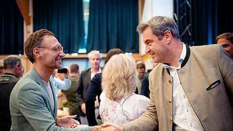 Markus Söder begrüßt im CSU-Wahlkampf Thomas Gierling, den Ehemann von Maximilian Böltl