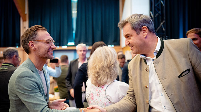 Markus Söder begrüßt im CSU-Wahlkampf Thomas Gierling, den Ehemann von Maximilian Böltl