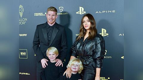 Kevin De Bruyne mit seiner Frau Michele und zwei seiner drei Kinder.