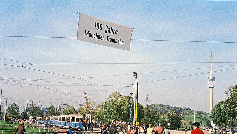 An der Wendeschleife am Olympiapark können die Leute einsteigen. „Die Münchner waren Tram-narrisch“, wird die AZ am Tag darauf in ihrem Text bilanzieren. An der Wendeschleife am Olympiapark können die Leute einsteigen. „Die Münchner waren Tram-narrisch“, wird die AZ am Tag darauf in ihrem Text bilanzieren.