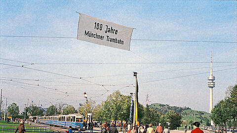 An der Wendeschleife am Olympiapark k&ouml;nnen die Leute einsteigen. &bdquo;Die M&uuml;nchner waren Tram-narrisch&ldquo;, wird die AZ am Tag darauf in ihrem Text bilanzieren.